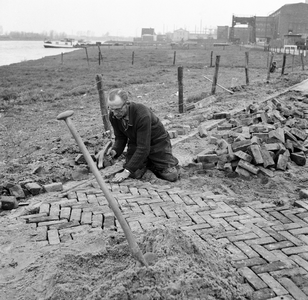 60239 Afbeelding van een stratenmaker bezig met bestratingswerkzaamheden aan de Keulsekade te Utrecht ter hoogte van de ...